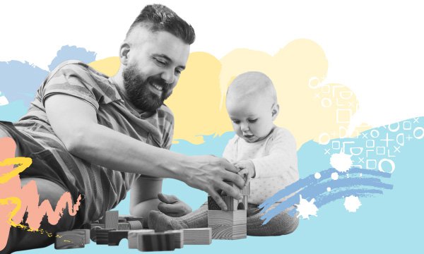 Ein Mann und ein Kleinkind spielen zusammen mit Bauklötzen.